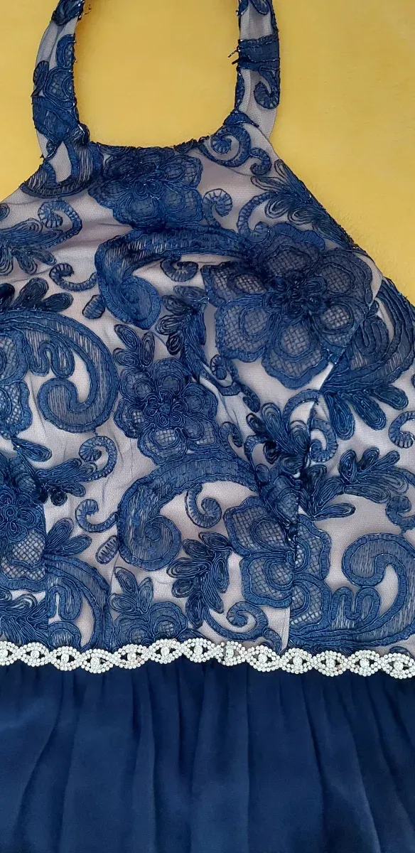 Vestido de fiesta azul marino y transparencia beig