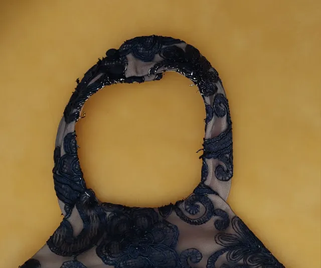 Vestido de fiesta azul marino y transparencia beig