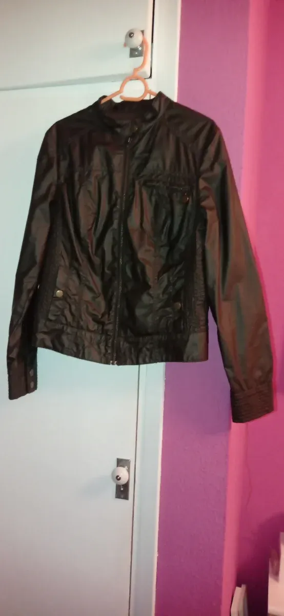 Cazadora efecto piel negra