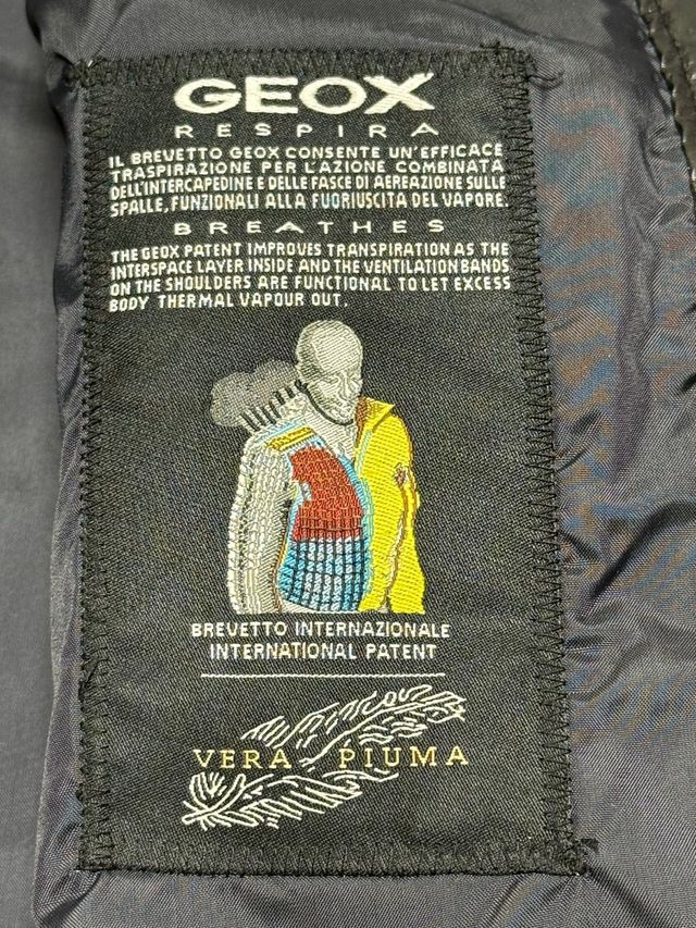 Preciosa Chaqueta Geox de Mujer Negra Plumas