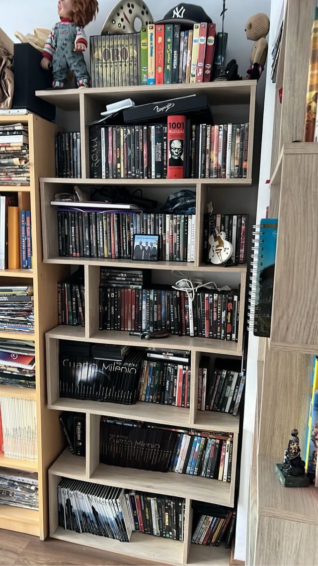 Estantería de madera beige