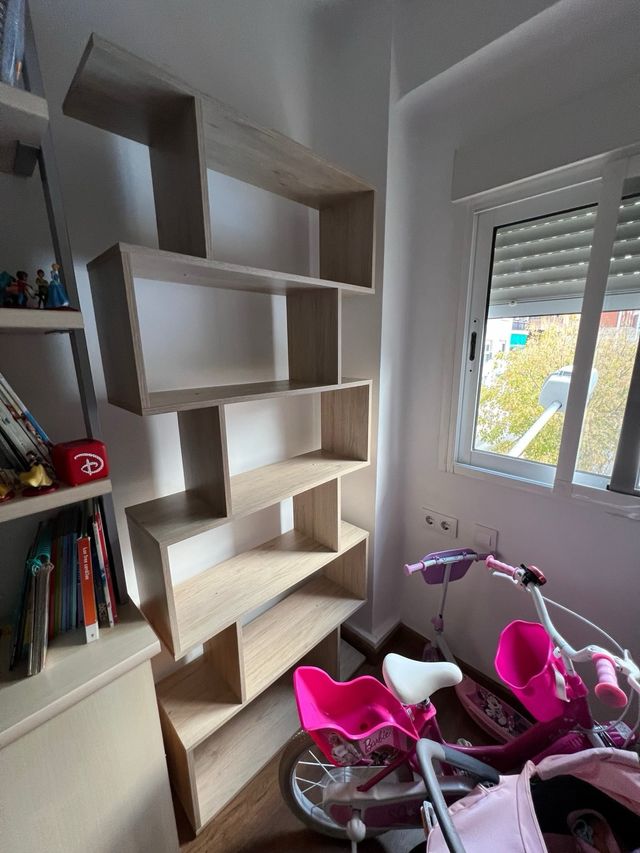 Estantería de madera beige