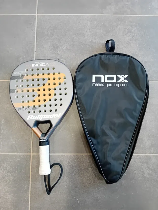 Pala de pádel Bullpadel y funda NOX