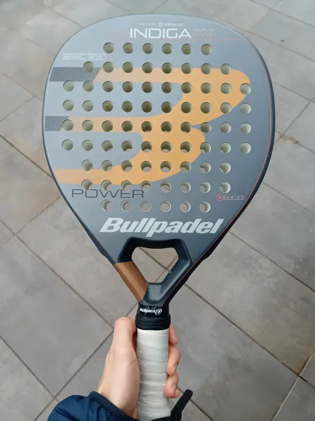 Pala de pádel Bullpadel y funda NOX