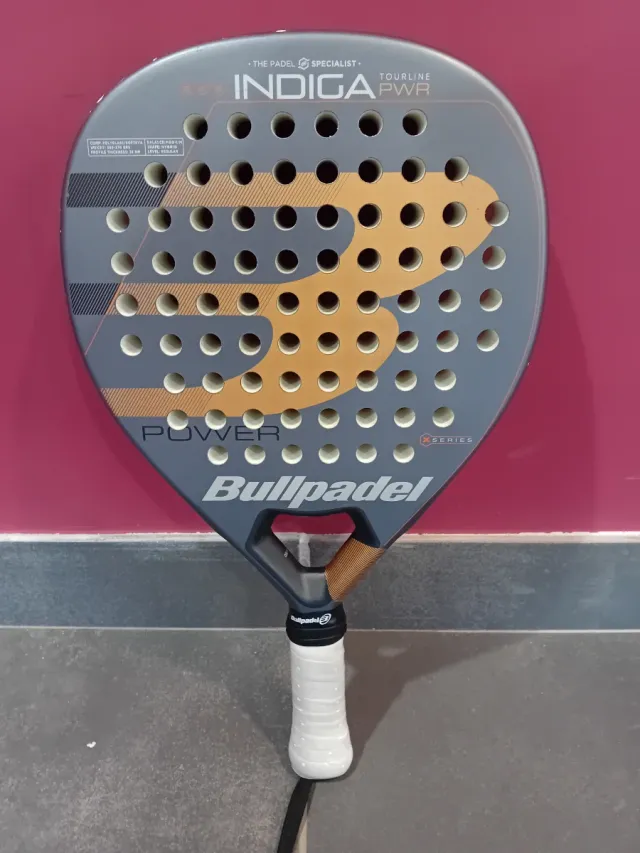 Pala de pádel Bullpadel y funda NOX