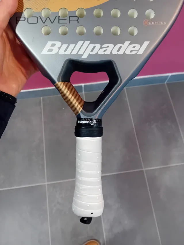 Pala de pádel Bullpadel y funda NOX