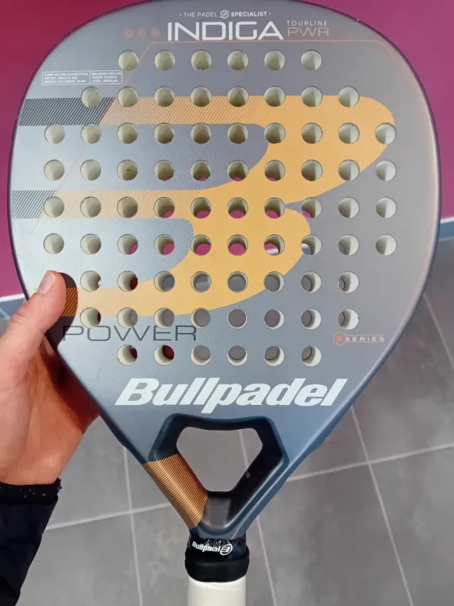Pala de pádel Bullpadel y funda NOX