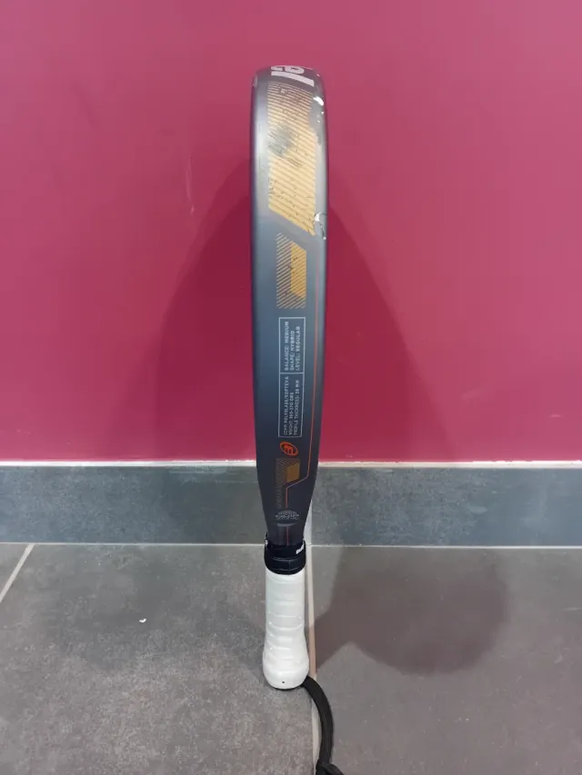 Pala de pádel Bullpadel y funda NOX