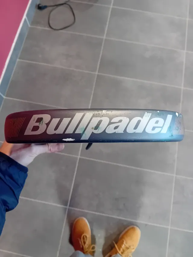 Pala de pádel Bullpadel y funda NOX