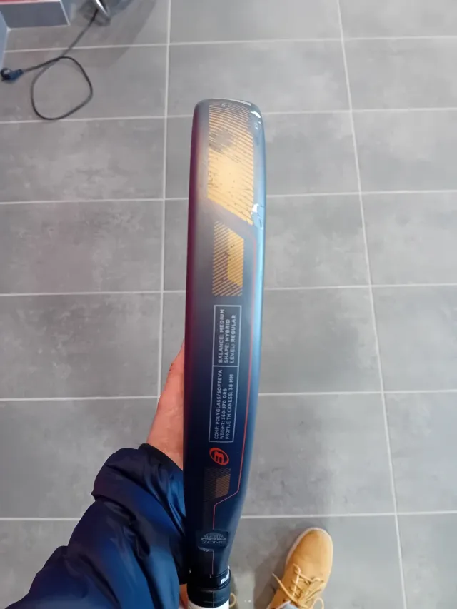 Pala de pádel Bullpadel y funda NOX