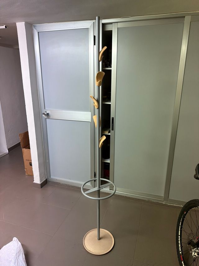 Perchero de pie moderno. 180cm de alto.