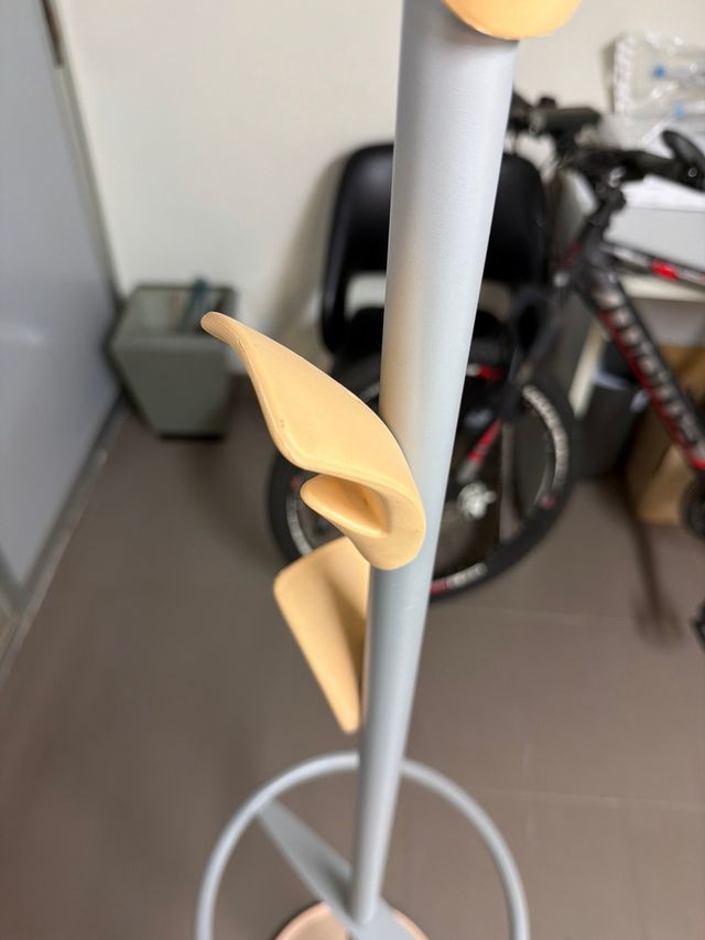 Perchero de pie moderno. 180cm de alto.