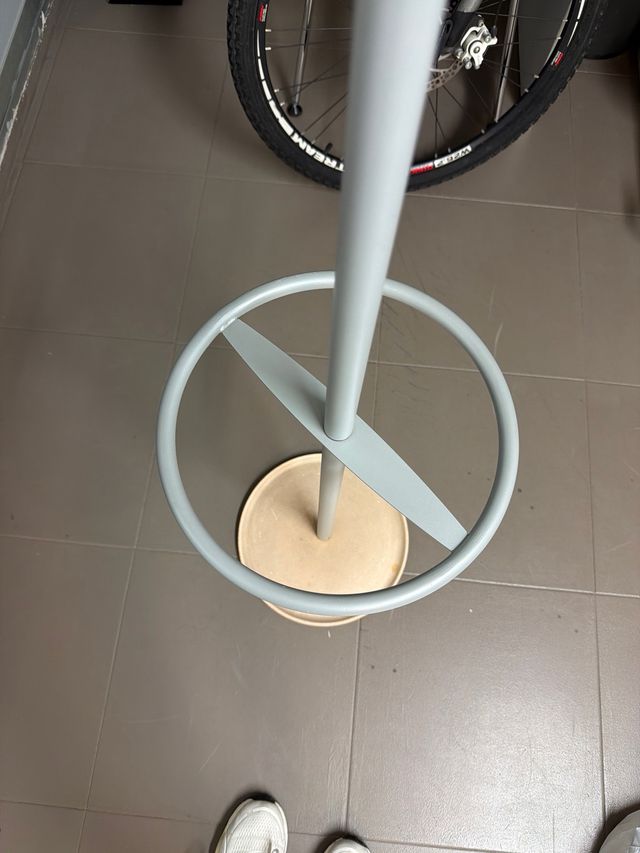 Perchero de pie moderno. 180cm de alto.