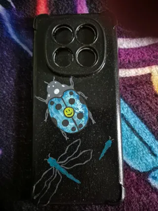 Funda móvil negra con diseño de insectos