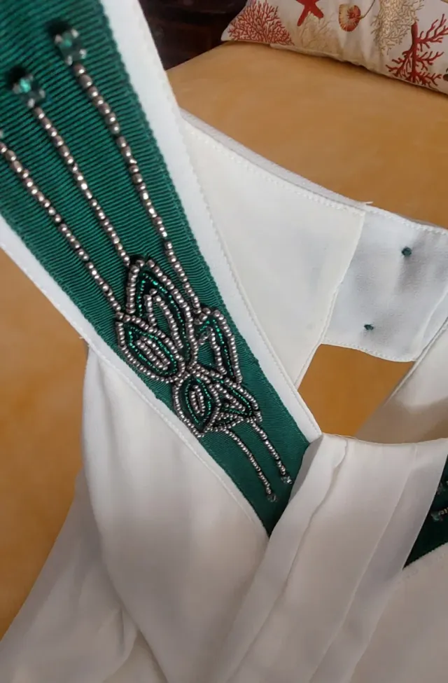 Vestido de cóctel blanco y verde
