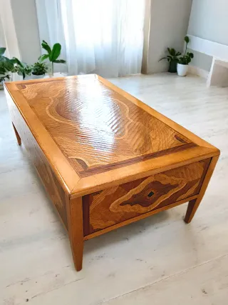 Tavolino da salotto in legno intarsiato