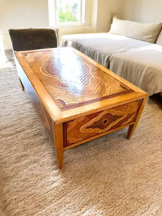 Tavolino da salotto in legno intarsiato