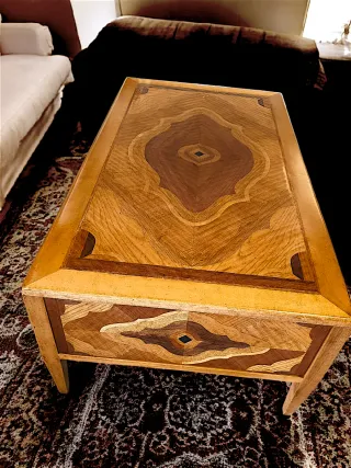 Tavolino da salotto in legno intarsiato