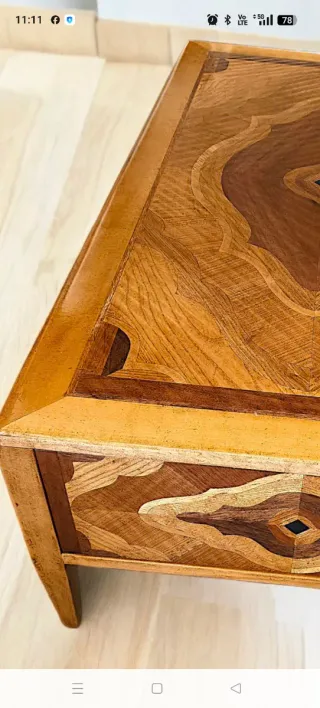 Tavolino da salotto in legno intarsiato