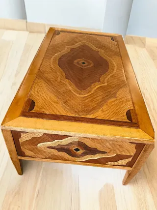 Tavolino da salotto in legno intarsiato