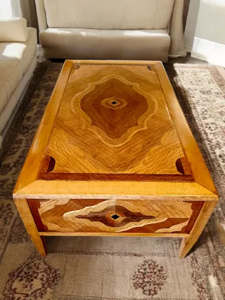 Tavolino da salotto in legno intarsiato