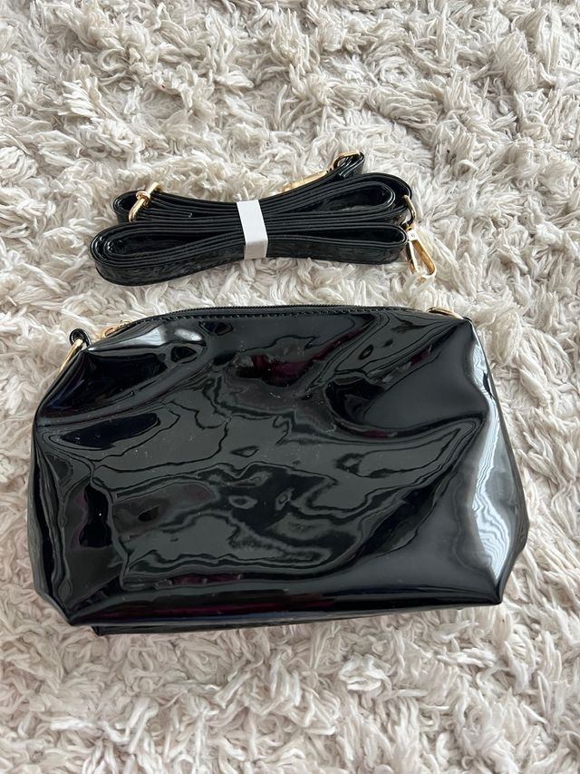 Bolso de charol negro