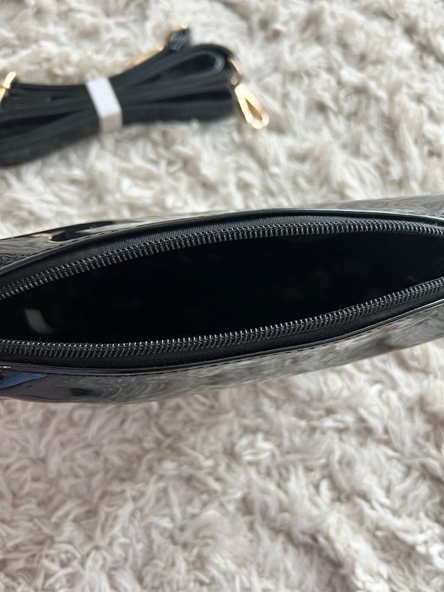 Bolso de charol negro