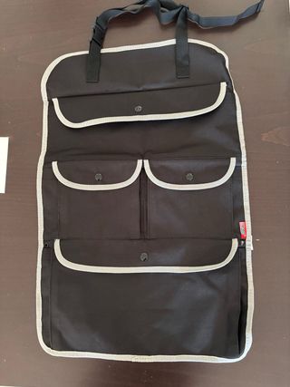 Organizador para coche negro con bolsillos.