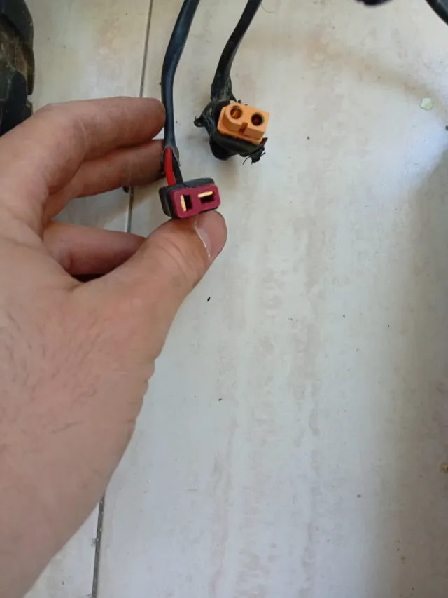 Batería poco uso motor de 1000w y otra rueda