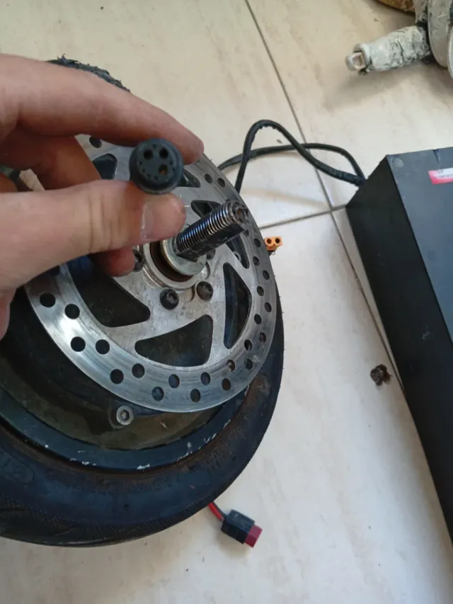 Batería poco uso motor de 1000w y otra rueda