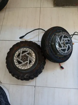 Batería poco uso motor de 1000w y otra rueda