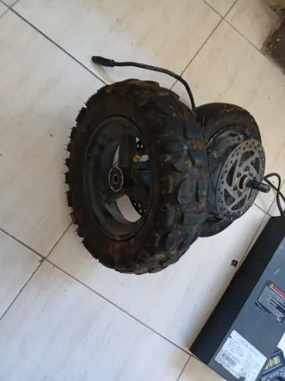 Batería poco uso motor de 1000w y otra rueda