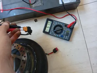 Batería poco uso motor de 1000w y otra rueda