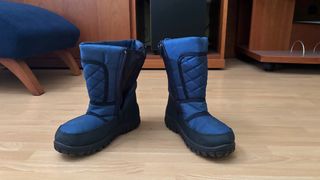 Botas de nieve azules y negras