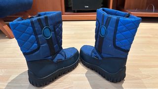 Botas de nieve azules y negras