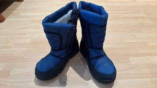 Botas de nieve azules y negras