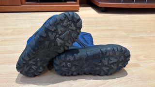 Botas de nieve azules y negras