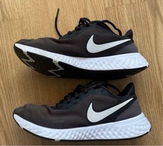 Zapatillas Nike Revolution Negras y Blancas