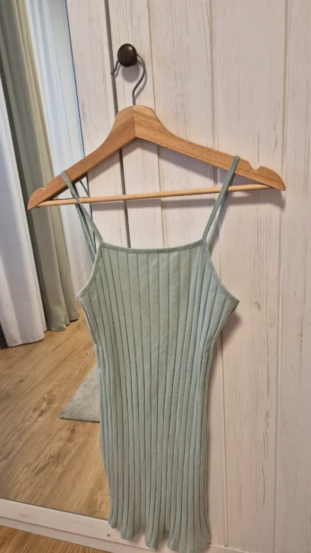 Vestido verde de tirantes acanalado