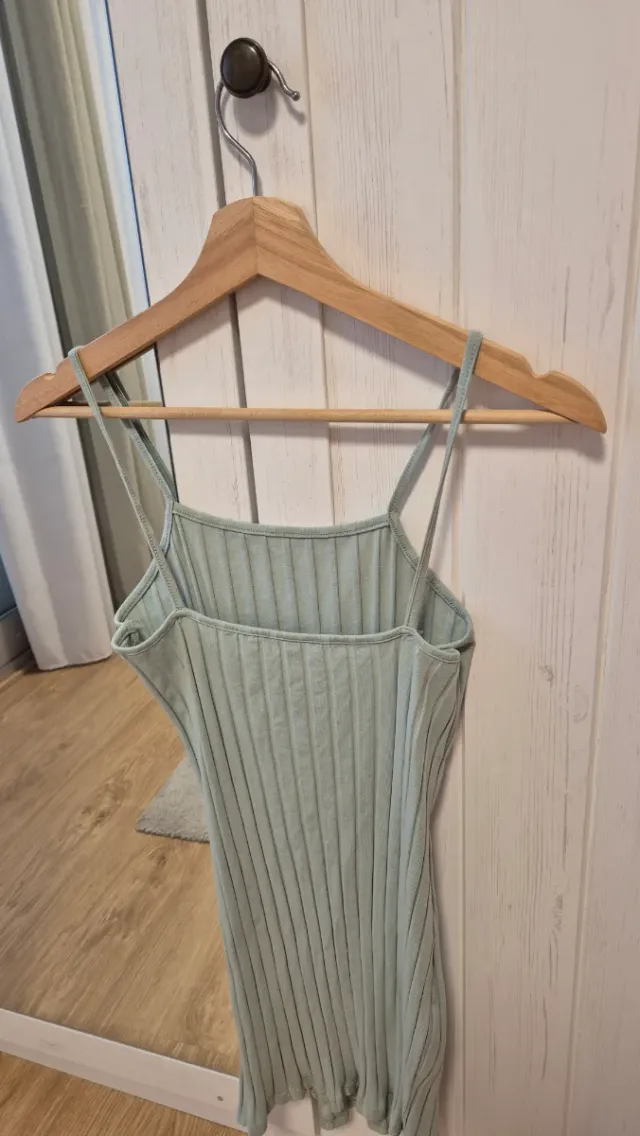 Vestido verde de tirantes acanalado