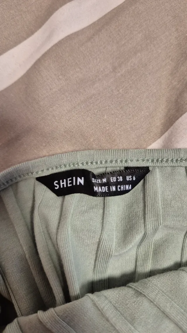 Vestido verde de tirantes acanalado