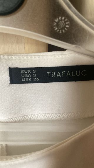 Vestido blanco con hombros plateados