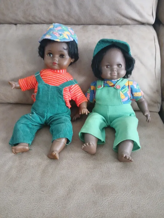 Muñecos bebés con peto y gorrito