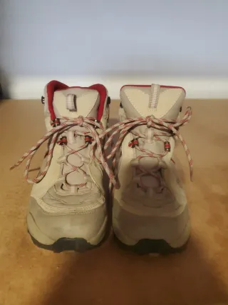 Botas de montaña beige y rojas