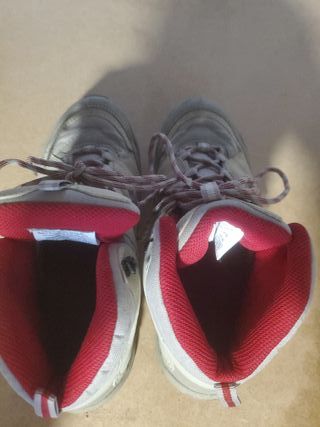 Botas de montaña beige y rojas