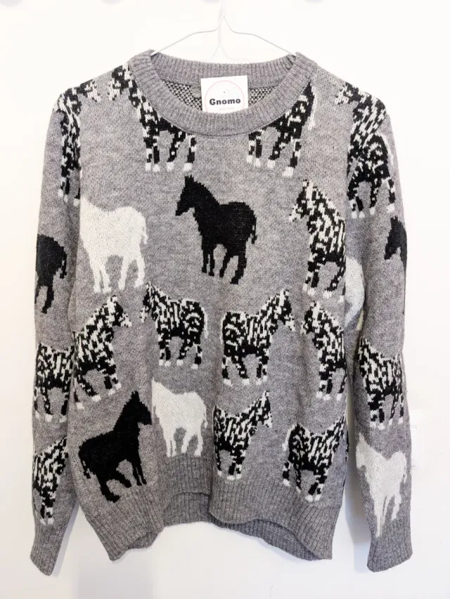 Jersey de lana gris con caballos