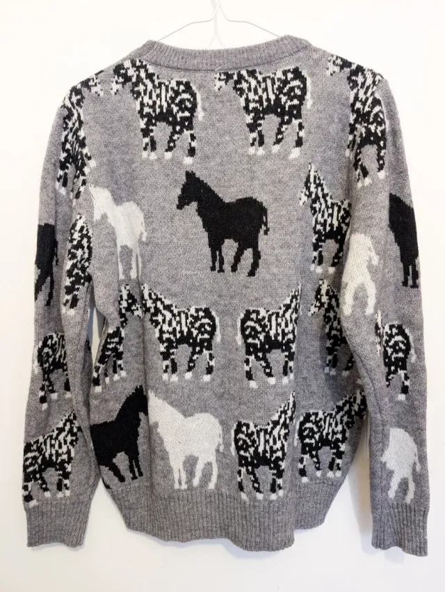 Jersey de lana gris con caballos