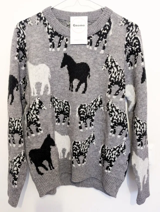 Jersey de lana gris con caballos