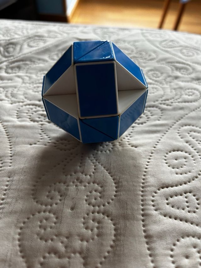 Rompecabezas Serpiente Azul y Blanco. Magic Snake