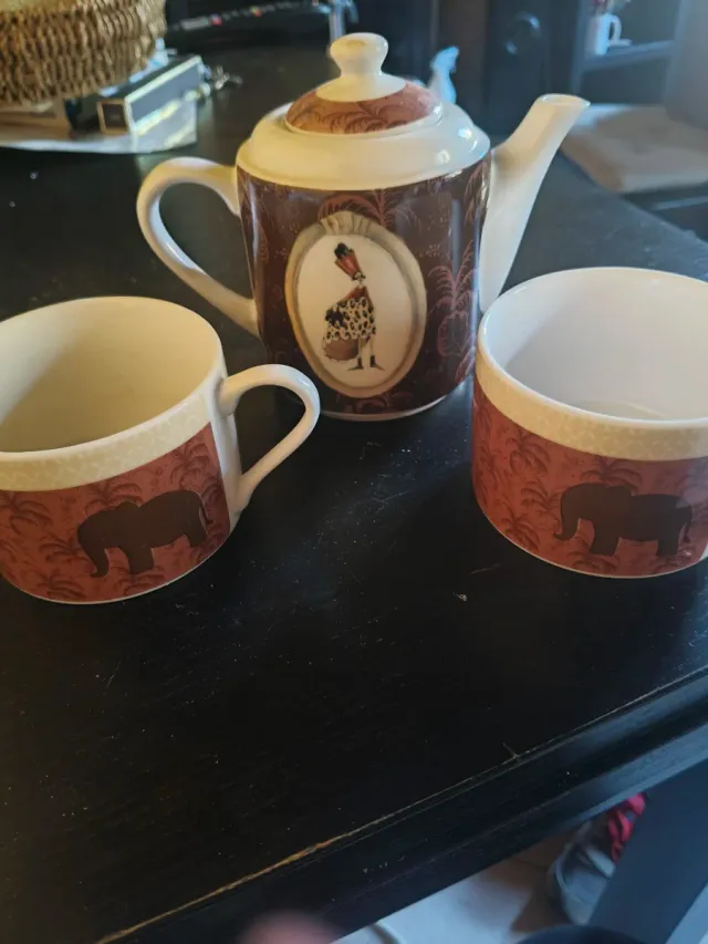 Set teiera e tazze in ceramica